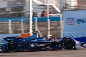 Sam Bird gana una loca primera carrera del ePrix de Ad-Diriyah