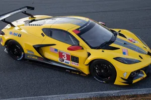 Antonio García presume de Corvette C8.R con dorsal #3 por Navidad