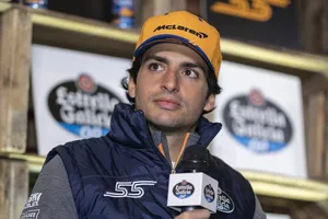 Dardo de Carlos Sainz a Red Bull: "Cuando tu equipo no te pone a pelear con tu compañero..."