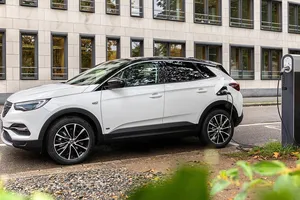 El Opel Grandland X Hybrid de tracción delantera es un SUV enchufable más barato