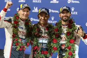 Los pilotos del Toyota #7 lideran el WEC con su victoria en Bahrein