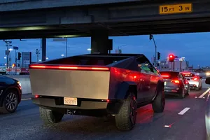 El Tesla Cybertruck luce aún más extraño en la calle