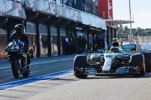 [Vídeo] Valentino Rossi y Lewis Hamilton intercambian sus máquinas