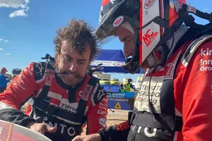 Alonso vive la dureza del Dakar: "Hemos chocado contra algo por el polvo"