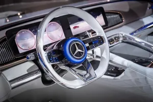 Al descubierto la nueva generación de volantes de Mercedes, gracias a una filtración