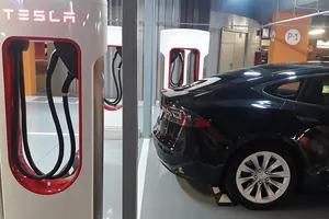 La red de supercargadores de Tesla en España sigue creciendo con Torre Sevilla