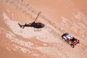 Peterhansel puede con Al-Attiyah en un día difícil para Carlos Sainz