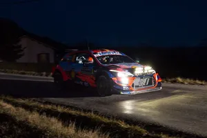 Thierry Neuville pone la magia en la noche del Rally de Montecarlo