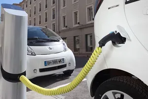 Cómo recargar un coche eléctrico en marcha