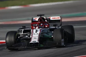 Räikkönen lidera una jornada dominada por el novedoso DAS de Mercedes