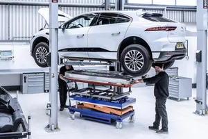 Jaguar para la producción del eléctrico I-PACE por falta de baterías