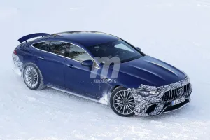 El nuevo Mercedes-AMG GT 73 e 4 Puertas híbrido ya prueba en la nieve