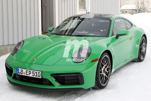 El nuevo Porsche 911 992 GTS Coupé luce sin camuflaje en las pruebas de invierno