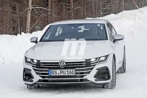 El nuevo Volkswagen Arteon R, cazado en fotos espía en pleno programa de desarrollo