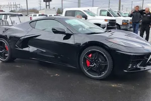 Los Chevrolet Corvette C8 #001 y #002 llegan al concesionario [vídeo]