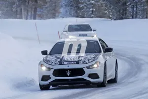 Nuevas fotos espía del Maserati Ghibli 2021 en las pruebas de invierno desvelan un nuevo motor