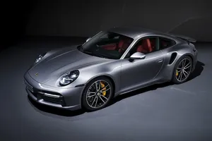 El Porsche 911 Turbo S estrena los paquetes Lightweight y Sport