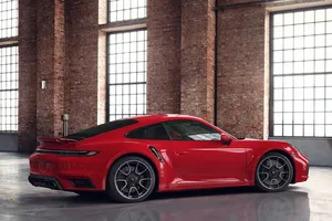 El Porsche 911 Turbo S más deportivo con unos toques de Porsche Exclusive