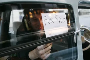 Un cartel de 'se vende' en el coche ¿es ilegal? ¿me pueden multar?