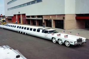 ¿Cuál es el coche más largo del mundo? Tiene piscina... ¡y helipuerto!