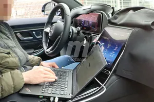 El nuevo Mercedes-Maybach Clase S imita a Tesla con su enorme pantalla central
