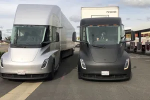 A Tesla se le acumulan retrasos y problemas con su futuro camión eléctrico