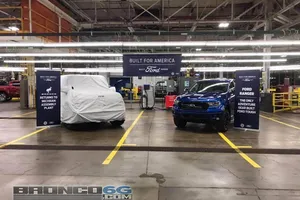 Ford adelanta la producción del Bronco mostrándolo tapado en la factoría