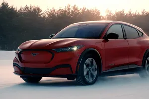 El Ford Mustang Mach-E demuestra su capacidad dinámica sobre nieve [vídeo]