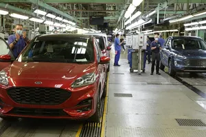 Ford reanuda la producción de vehículos en su planta de Valencia