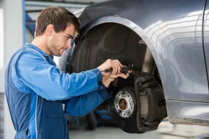 ¿Por qué chirrían los frenos de mi coche?