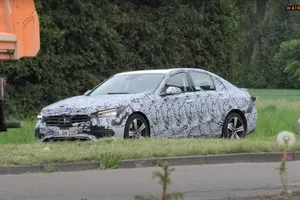 El nuevo Mercedes Clase C 2021 posa en un vídeo espía con un ligero destape