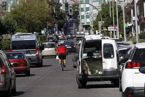 ¿Cuánto es la multa por aparcar en doble fila? ¿Puedo recurrir?