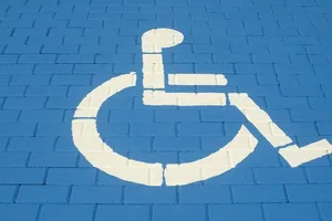 ¿Cuál es la multa por aparcar en una plaza de discapacitados?