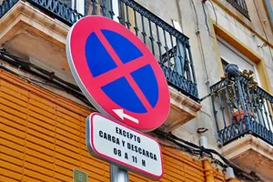 ¿Cuánto es la multa por aparcar en carga y descarga?