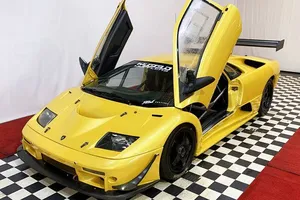 Uno de los salvajes y escasos Lamborghini Diablo GTR de circuito a la venta