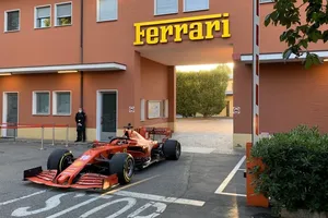 Leclerc despierta Maranello con su Ferrari SF1000 camino de Fiorano