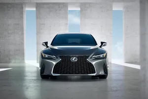 Lexus IS 2021, la berlina de lujo nipona debuta más deportiva y más equipada