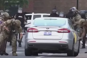 La policía ha sido pillada pinchando neumáticos durante los disturbios de Mineápolis
