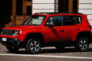 El Jeep Renegade 4xe híbrido enchufable estrena versiones, estos son sus precios