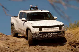 El Rivian R1T exprimido a fondo fuera del asfalto durante sus pruebas [vídeo]