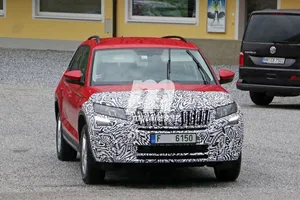 El prototipo del Skoda Kodiaq Facelift vuelve a dejarse ver un año después en los Alpes