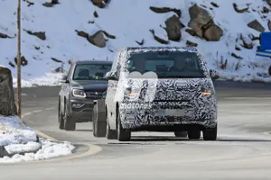 El futuro Volkswagen T7 2021, cazado en pruebas por las carreteras de los Alpes