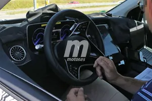 Nuevas fotos espía desvelan el interior de producción del Mercedes EQS SUV 2022