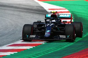 Valtteri Bottas, primer poleman de 2020 sobre Hamilton