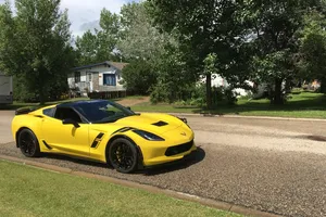 Un hombre casi ciego recupera la visión y lo primero que hace es comprarse un Corvette