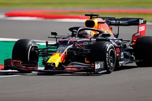 Verstappen supera a Hamilton en el primer ensayo en Silverstone