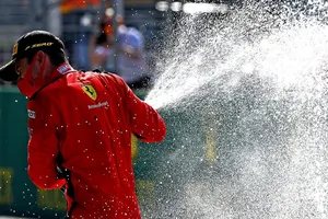 En un Ferrari renqueante, Leclerc ya hace de Alonso... y Vettel de Massa