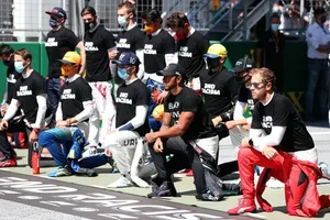 Hamilton, molesto con la F1 y los pilotos que no se arrodillan contra el racismo