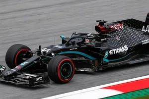 Hamilton y Bottas completan el pleno en los últimos libres