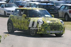 El MINI Cooper SE será actualizado, fotos espía del «facelift» que llega en 2021